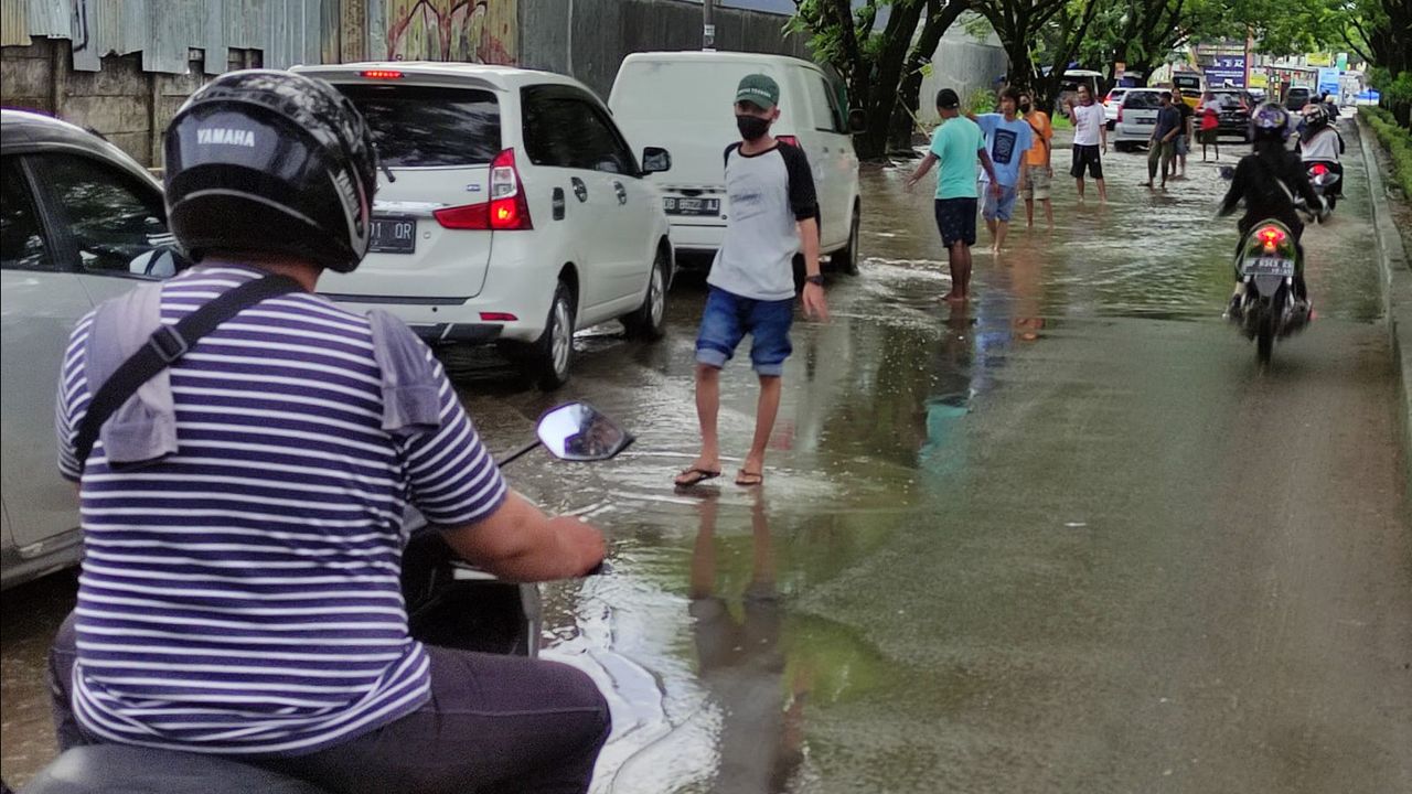 Jalanan di Gowa Rusak Parah, Warga Menyindir: Jokowi ke Sulsel, Mulus Ini Barang