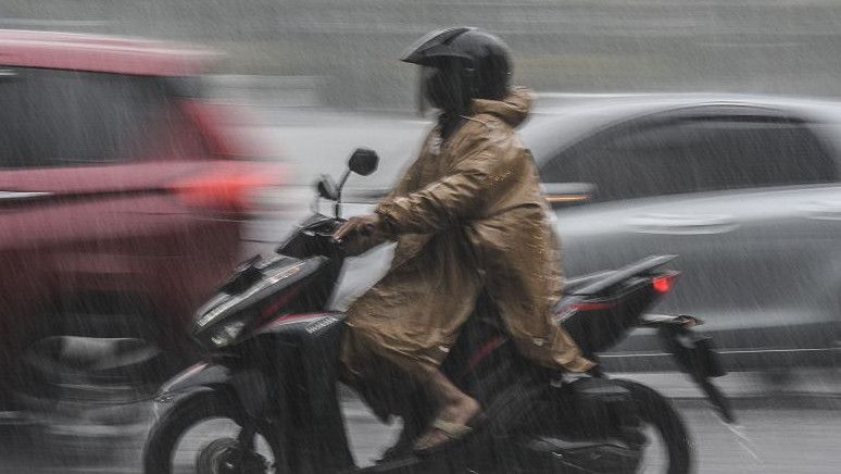 Waspada Hujan dan Angin Kencang di 3 Wilayah Jakarta pada Sabtu Sore