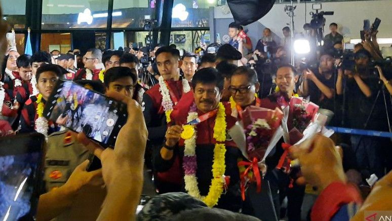 Bawa Pulang Medali Emas, Timnas Sepakbola Indonesia Tiba di Tanah Air Disambut Meriah