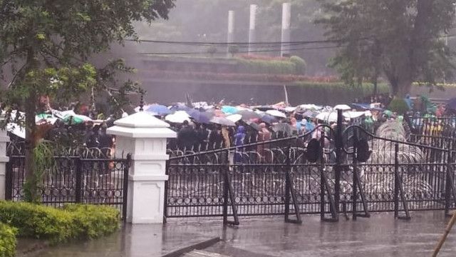 Penampakan Aksi Demo 11 April depan Gedung Sate Bandung Diguyur Hujan, Massa Mahasiswa Berteduh