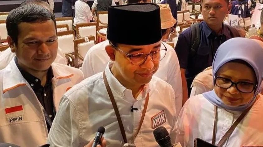 Santai Tanggapi Pertemuan Prabowo-Jokowi Jelang Debat Capres, Anies: Enggak Apa-apa kan itu Menteri dengan Presiden
