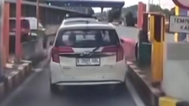 Catat, Mobil Ini Tak Bayar dan Terobos Tol Depok