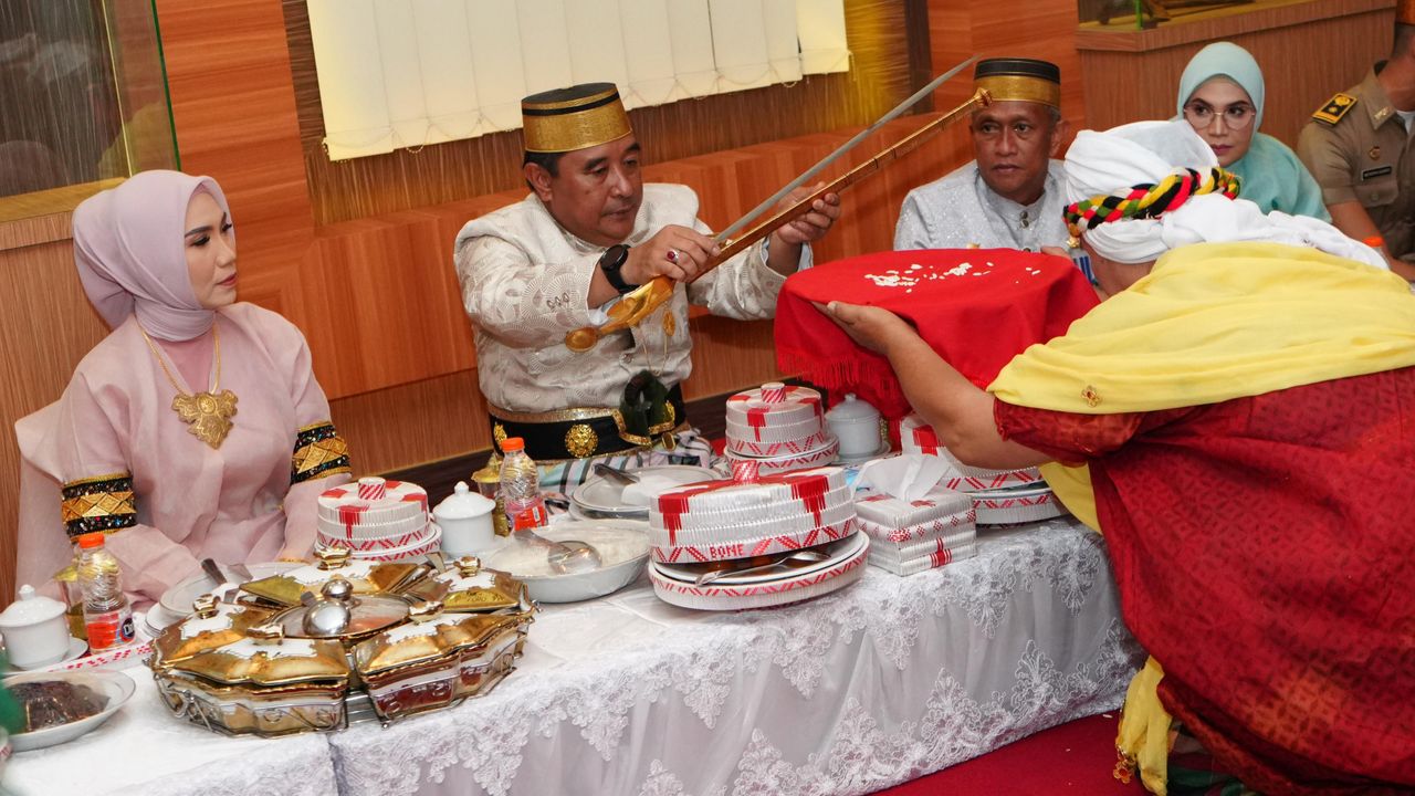 Dewan Adat Saoraja Bone Anugerahi Gelar 'Daeng Mappuji' ke Pj Gubernur Sulsel Bahtiar