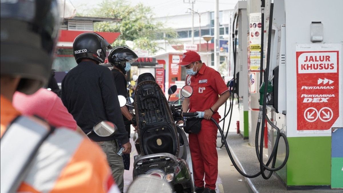 Antrean di SPBU dan Kelangkaan LPG Berpotensi Ganggu Ekonomi di Makassar
