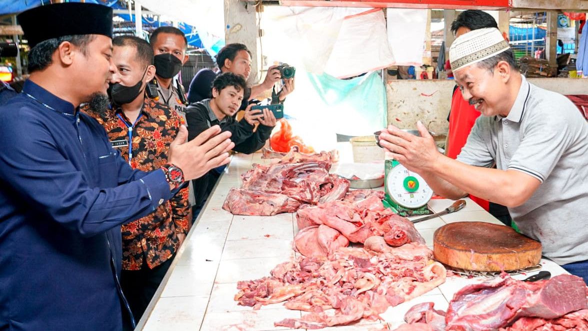 Gubernur Sulsel Sudirman ke Warga yang Belanja Sembako di Pasar: Jangan Panik!