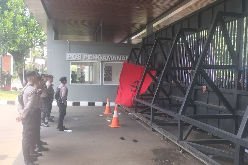 Situasi Sempat Memanas, Massa Mau Dobrak Pagar Hitam di DPR