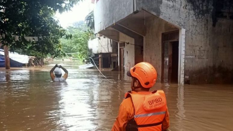 Akibat Diguyur Hujan Sejak Jumat, Jakarta Masih Dilanda Banjir Ketinggian Air Capai 120 Centimeter
