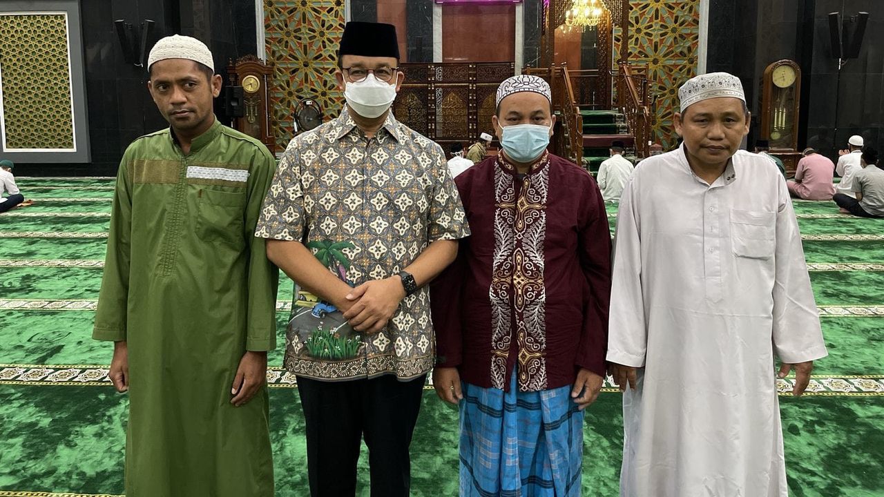 Ke IKN, Anies Sempatkan Salat Subuh di Masjid Balikpapan, Warga: Gubernur Rendah Hati