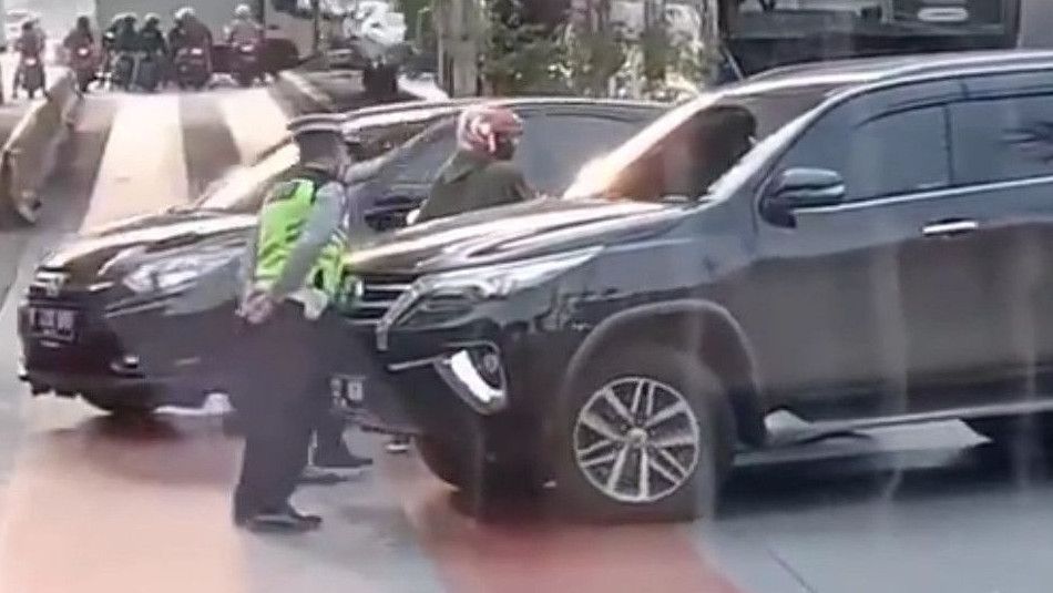 Polisi Kantongi Identitas Pengemudi Fortuner yang Viral 'Seruduk' Seorang Polantas di Jakbar