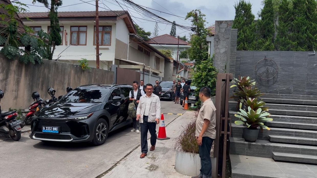 Ridwan Kamil Nyoblos di TPS 23 Kota Bandung