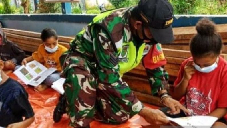 Mencerdaskan Anak-Anak di Biak, Babinsa: Wujud Nyata Kecintaan TNI