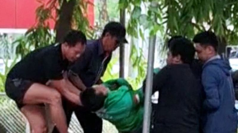 Viral Ojol Coba Bunuh Diri di Balai Kota Makassar, Mulutnya Berbusa, Minum Racun Serangga?