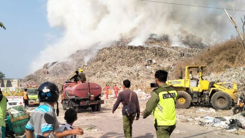 Duh! Gunungan Sampah di TPA Putri Cempo Solo Terbakar