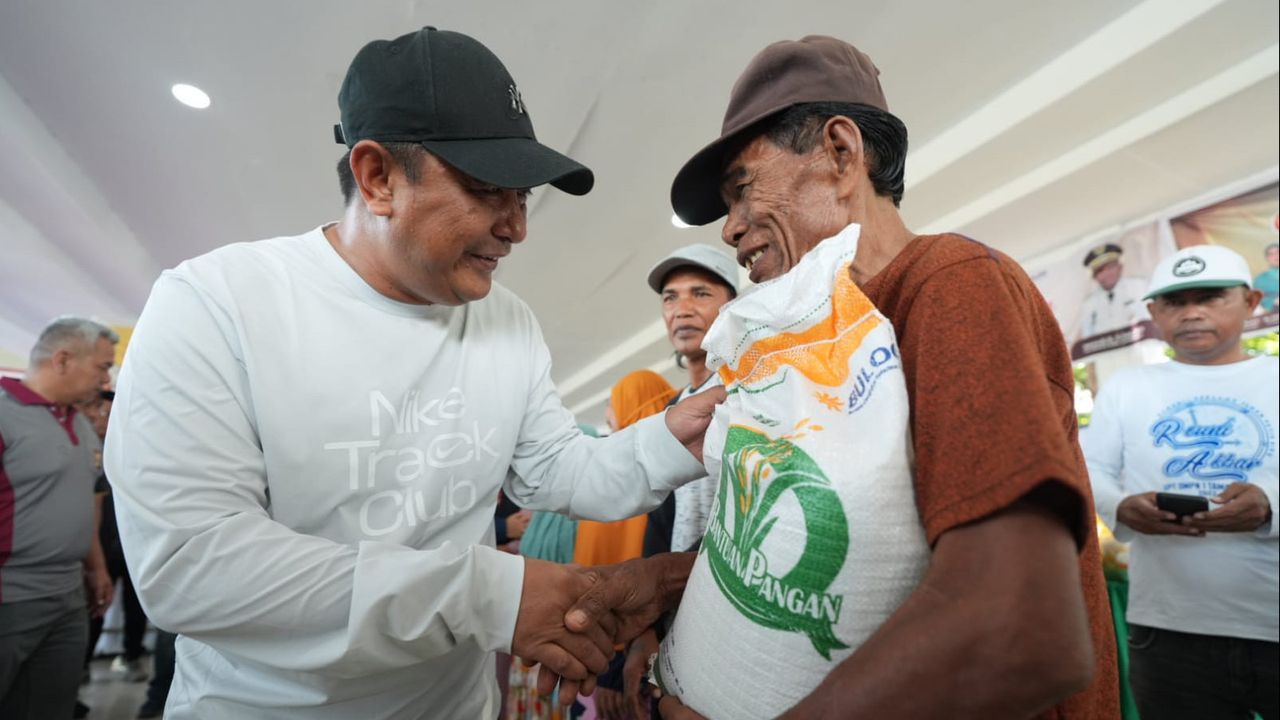 Pj Gubernur Sulsel Salurkan Bantuan Pangan Pemerintah Pusat untuk Warga Miskin di Jeneponto