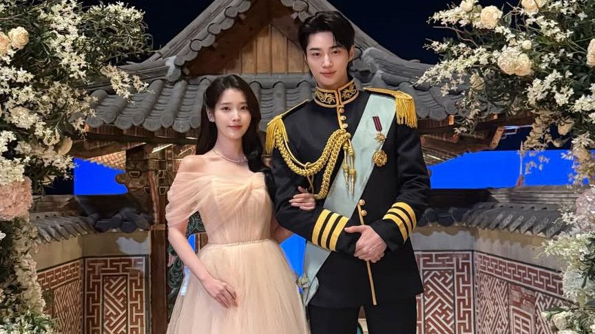 Kompak Minta Maaf Usai Tuai Kontroversi, IU dan Byeon Woo Seok Akui Malu
