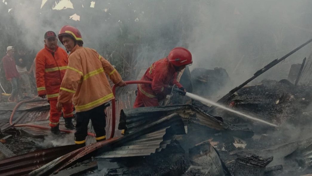Lapak Kayu Bekas Terbakar di Poncol Tangerang, BPBD Susah Masuk Kesulitan Padamkan Api