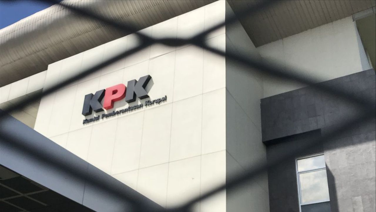 KPK Bawa Tiga Koper Usai 'Obok-Obok' Gedung DPRD Jatim