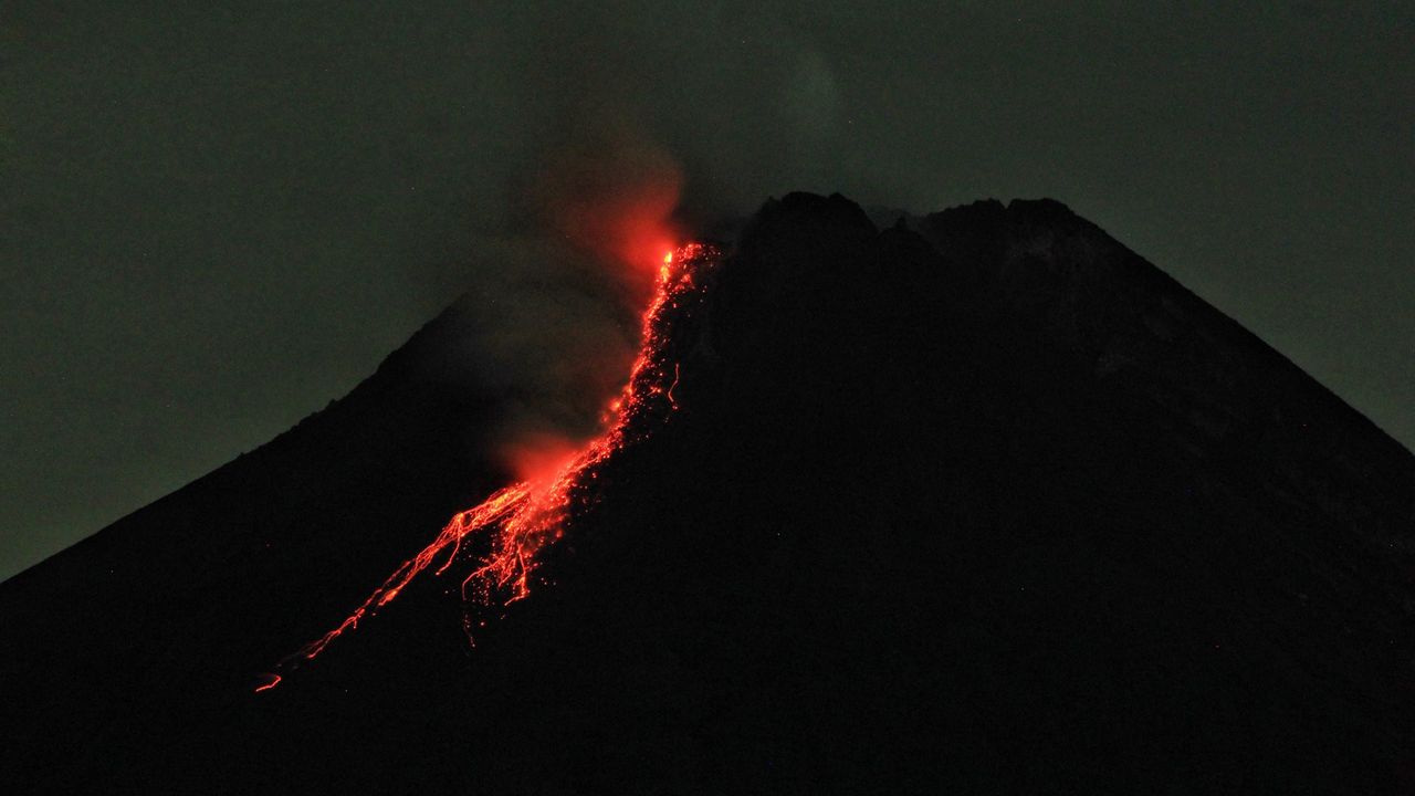 Gunung Merapi Muntahkan Lava Pijar 19 Kali Sejauh 600 Meter