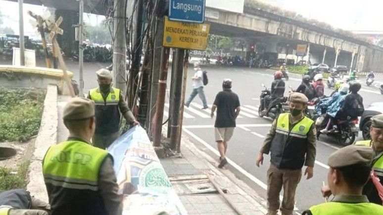 Bawaslu DKI: Alat Peraga Kampanye Dipasang di Tiang Tidak Boleh