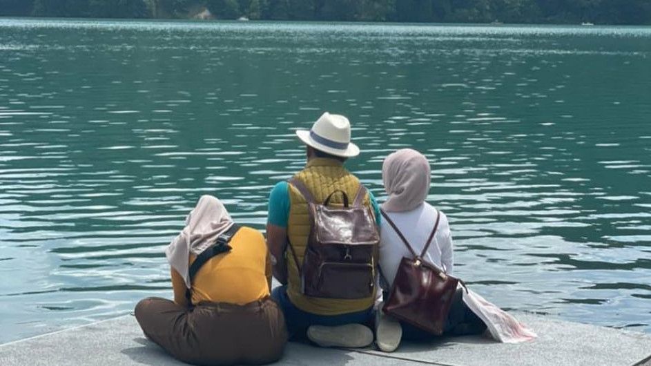 Tertunduk Sedih, Ridwan Kamil dan Keluarga dalam Perjalanan Pulang ke Indonesia