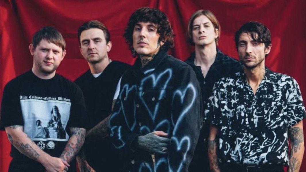 Terpaksa Dibatalkan, BMTH Sempat Rela Ganti Konsep Panggung Demi Konser Hari Kedua Tetap Digelar