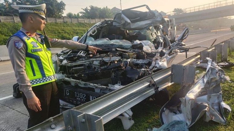 Tabrakan Mobil Pajero dengan Truk di Tol Batang-Semarang, 3 Orang Tewas di Lokasi