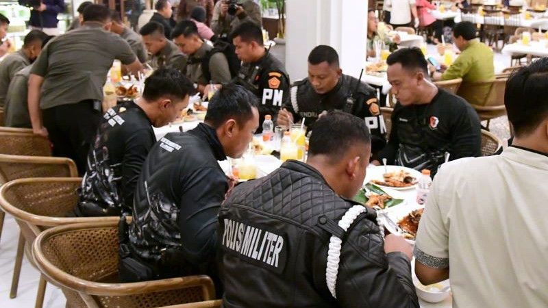 Kisah Pengawal Bermotor yang Takjub Diajak Makan Iriana Usai Hujan-hujanan Kawal Jokowi