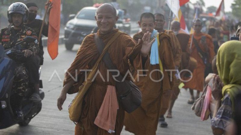Biksu yang Berjalan dari Thailand ke Candi Borobudur Akui Toleransi Warga Indonesia