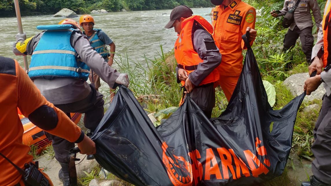 Tim SAR Kembali Temukan Satu Jenazah Penumpang Minibus yang Masuk Jurang di Sumut
