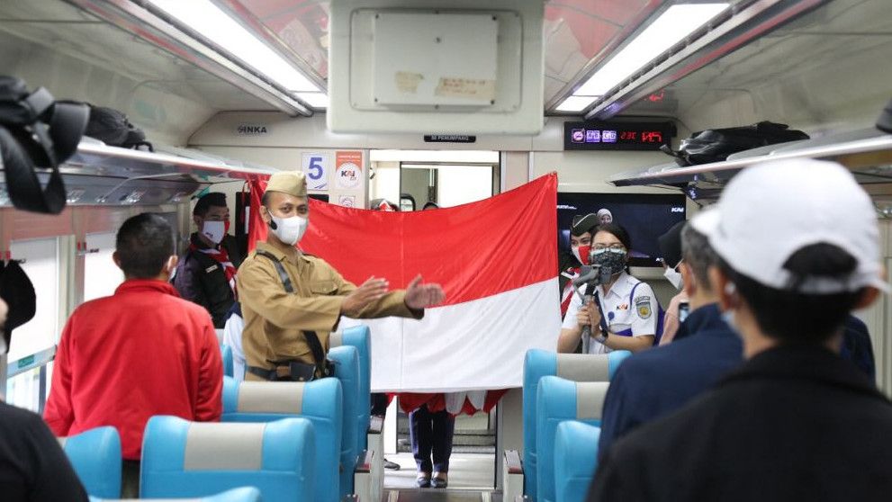 KAI Daop 1 Jakarta Bentangkan Bendera Merah Putih Pada Saat Keberangkatan KA