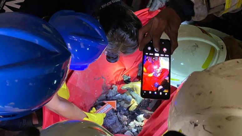 Petugas Damkar Akui Kesulitan Evakuasi Korban karena Banyak Tumpukan Puing di Ruang Karaoke Glodok Plaza