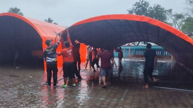 Atap Empat Ruang Kelas SDN Gelang 7 Jember Ambruk, Siswa Akan Ujian dengan Tenda Darurat