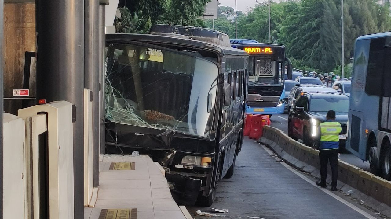 Paspampres Akui Mobil yang Tabrak Halte TransJakarta di Petamburan karena Rem Blong