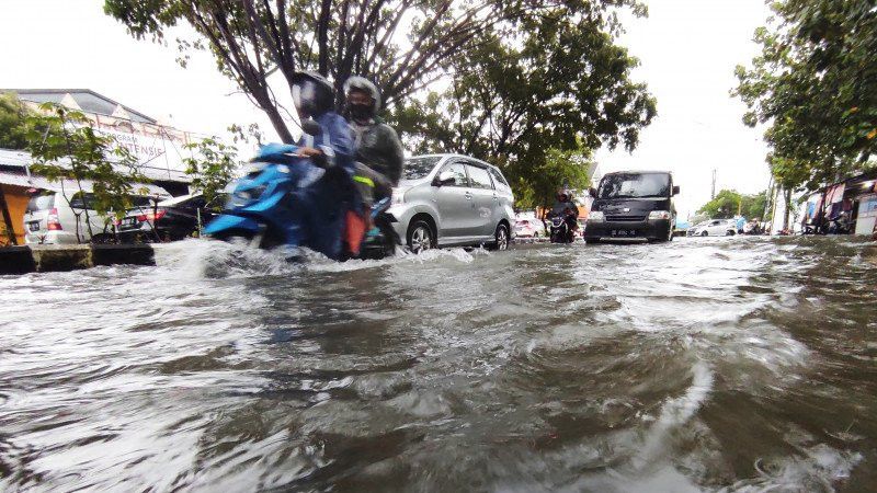 Sekolahnya Kebanjiran, Murid SMP 19 Makassar Kembali Belajar Daring, Kasihan Ya?