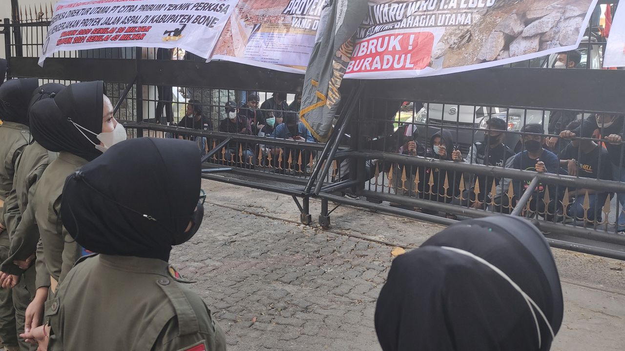 Bukannya Fokus Suarakan Aspirasi, Pendemo di Makassar Ini Malah Gombali Satpol PP