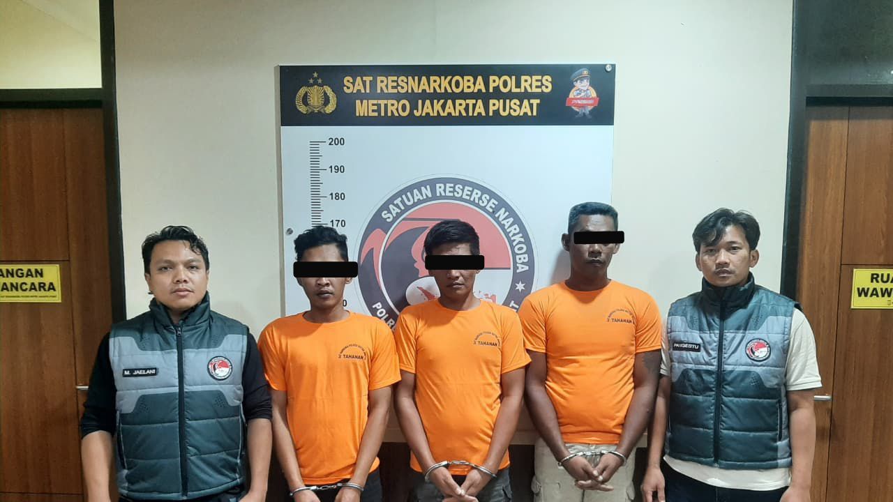 3 Pria Ditangkap di Tol Japek Usai Coba Selundupkan 12 Kg Sabu Pakai Truk Muatan Jeruk