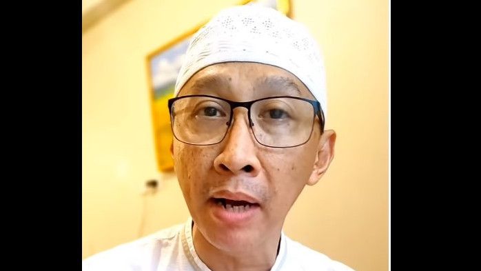 Sindiran Keras Abu Janda ke UAS: Di Sini Dipuja, Di Negeri Orang Diusir