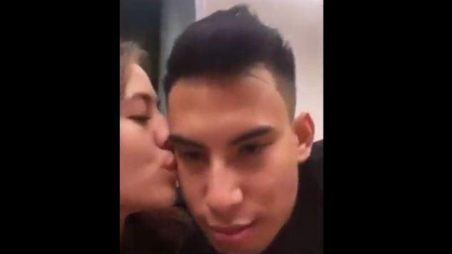 Video Ciuman Bikin Heboh, Foto Zara dan Niko Beradegan Mesra di Ranjang Kembali Tersebar