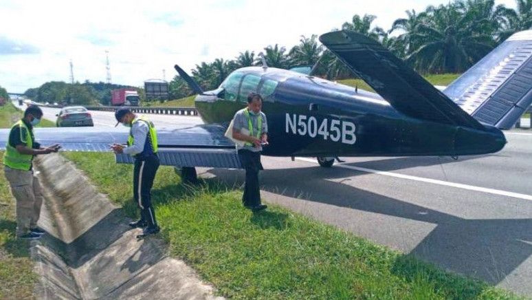 Pesawat Pribadi Mendarat Darurat di Jalan Tol Johor, Malaysia