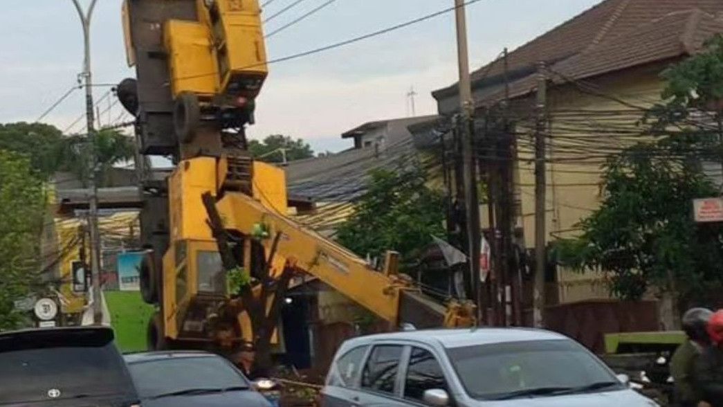 Viral! Mobil Crane Terjungkal di Cibinong Bogor, Diduga Tak Kuat Tahan Beban