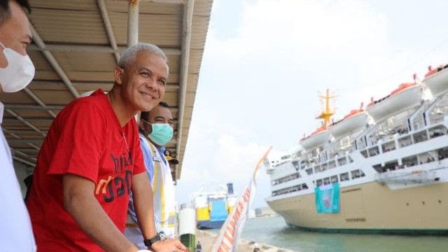 Ganjar Pranowo Sambut Kedatangan Warganya yang Mudik Gratis Naik Kapal
