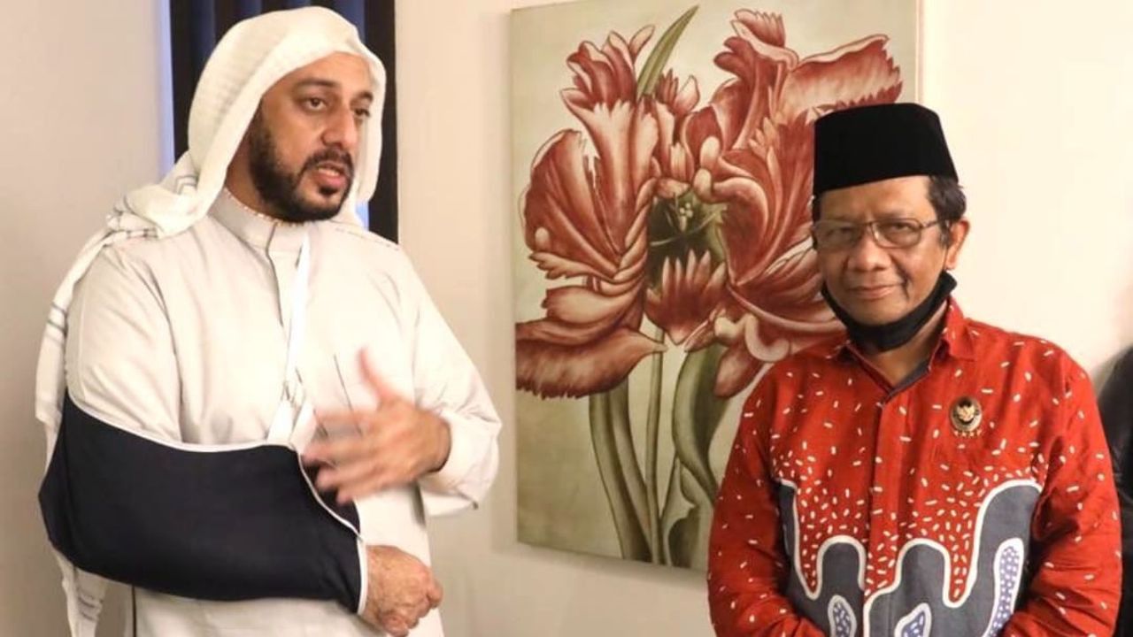 Jenguk Syekh Ali Jaber, Mahfud MD Janjikan Proses Hukum Tuntas