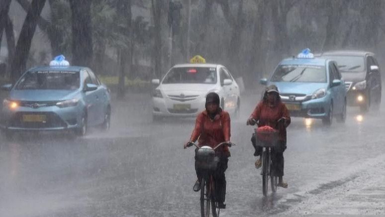 Hari Ini, Jakarta Diguyur Hujan Deras Disertai Petir