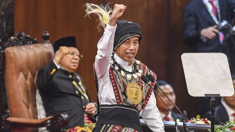 Jokowi Kirim Sinyal Politik Lewat Pakaian Adat Tanimbar yang Dipakainya?
