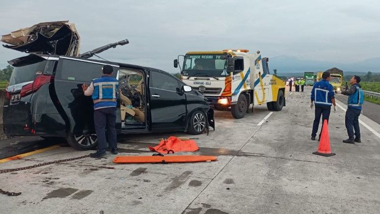 Mobil Alphard Tabrak Truk Trailer di KM 490 Tol Semarang-Solo, Tiga Penumpang Tewas