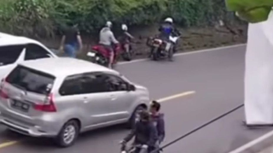 Viral Patwal Arogan Tendang Pemotor hingga Terperosok di Puncak Bogor