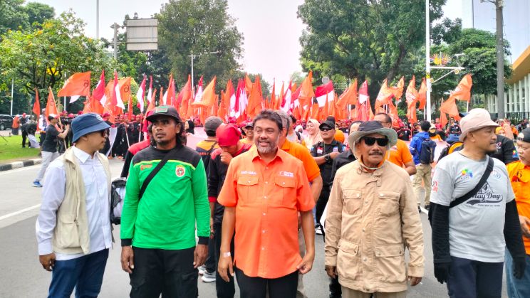 Demo Buruh Besar-besaran di Sejumlah Wilayah Tuntut Cabut Omnibus Law UU Cipta Kerja dan HOSTUM