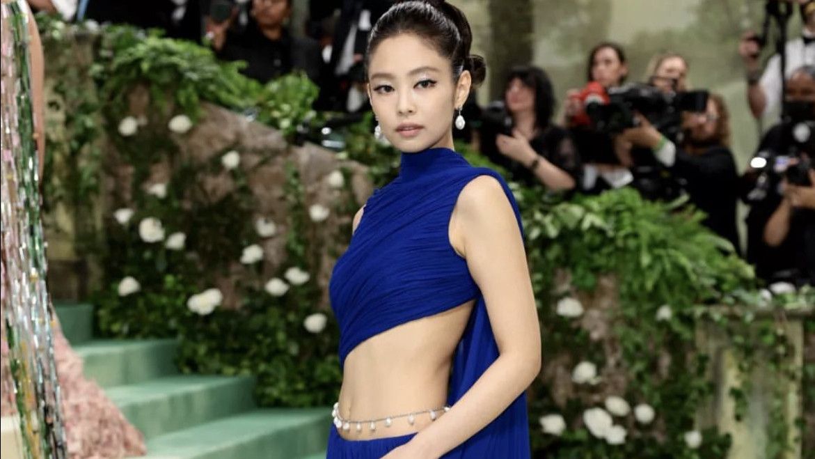 Jennie BLACKPINK Tampil Manis dengan Look Serba Biru Elektrik di Met Gala 2024