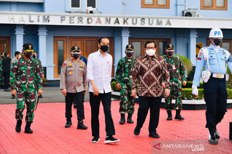 Tinjau Vaksinasi Pelajar di Jawa Timur, Jokowi: Kalau Sudah Divaksin Silakan Belajar Tatap Muka
