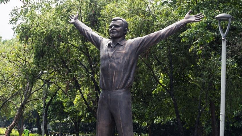 Anies Pamer Patung Tokoh Rusia Yuri Gagarin, Netizen: Gak Ada yang Teriak Komunis Nih?